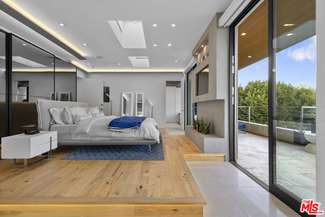 Amber House, Paseo Miramar, 90272