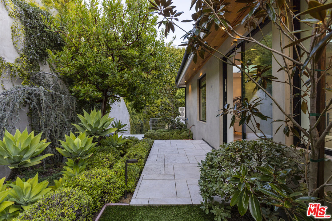 Amber House, Paseo Miramar, 90272