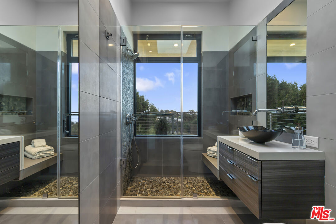 Amber House, Paseo Miramar, 90272