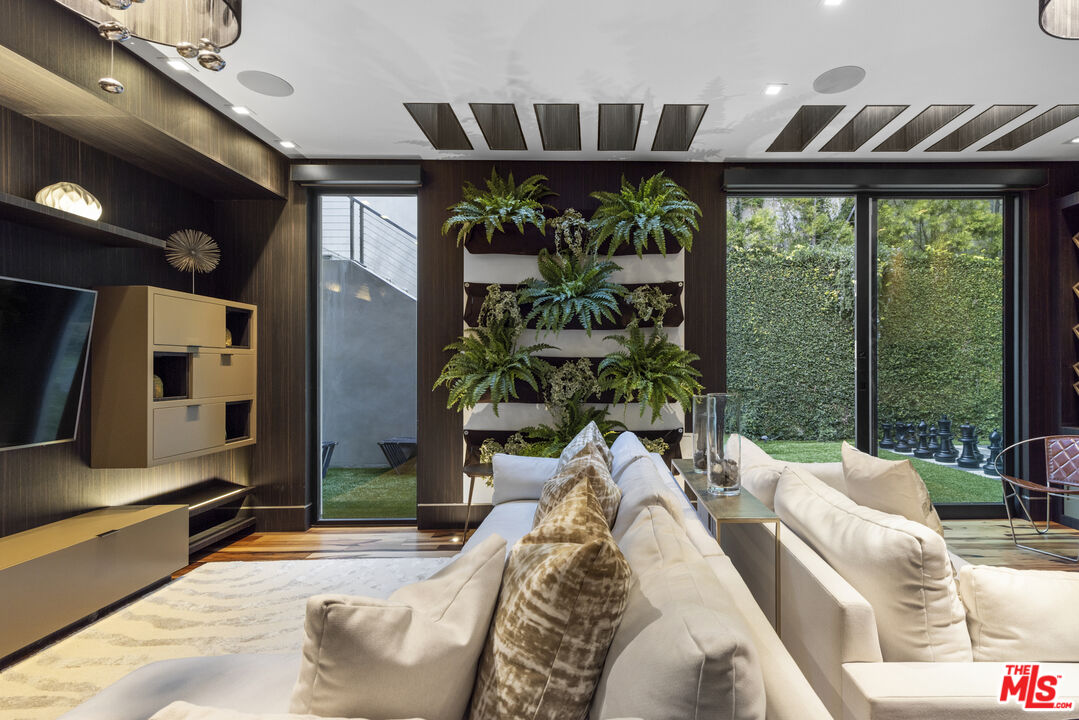 Amber House, Paseo Miramar, 90272