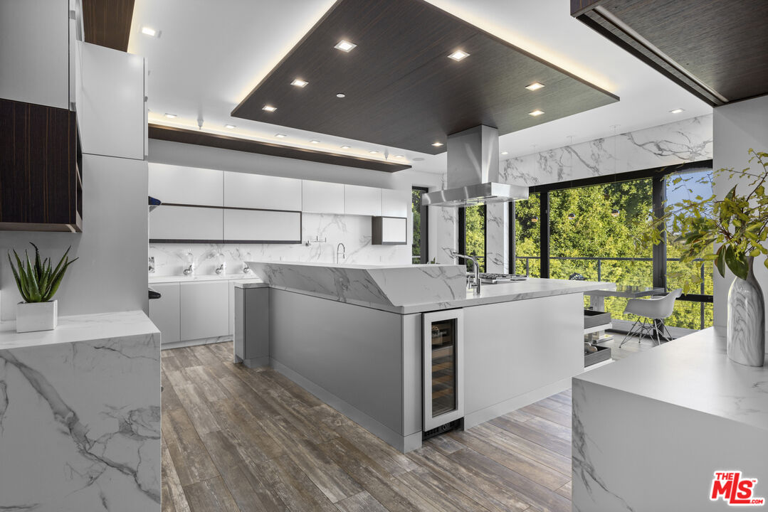 Amber House, Paseo Miramar, 90272