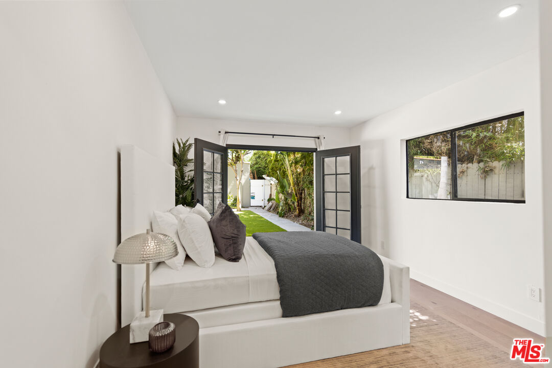 Grove Lumina, Ashcroft Ave, 90048