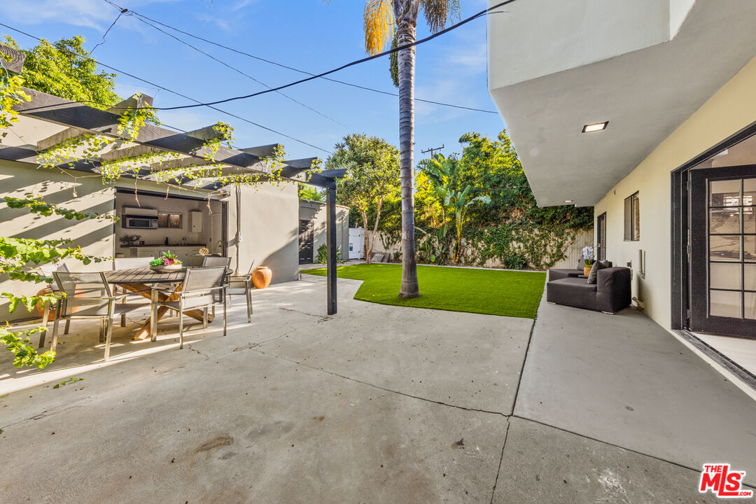 Grove Lumina, Ashcroft Ave, 90048