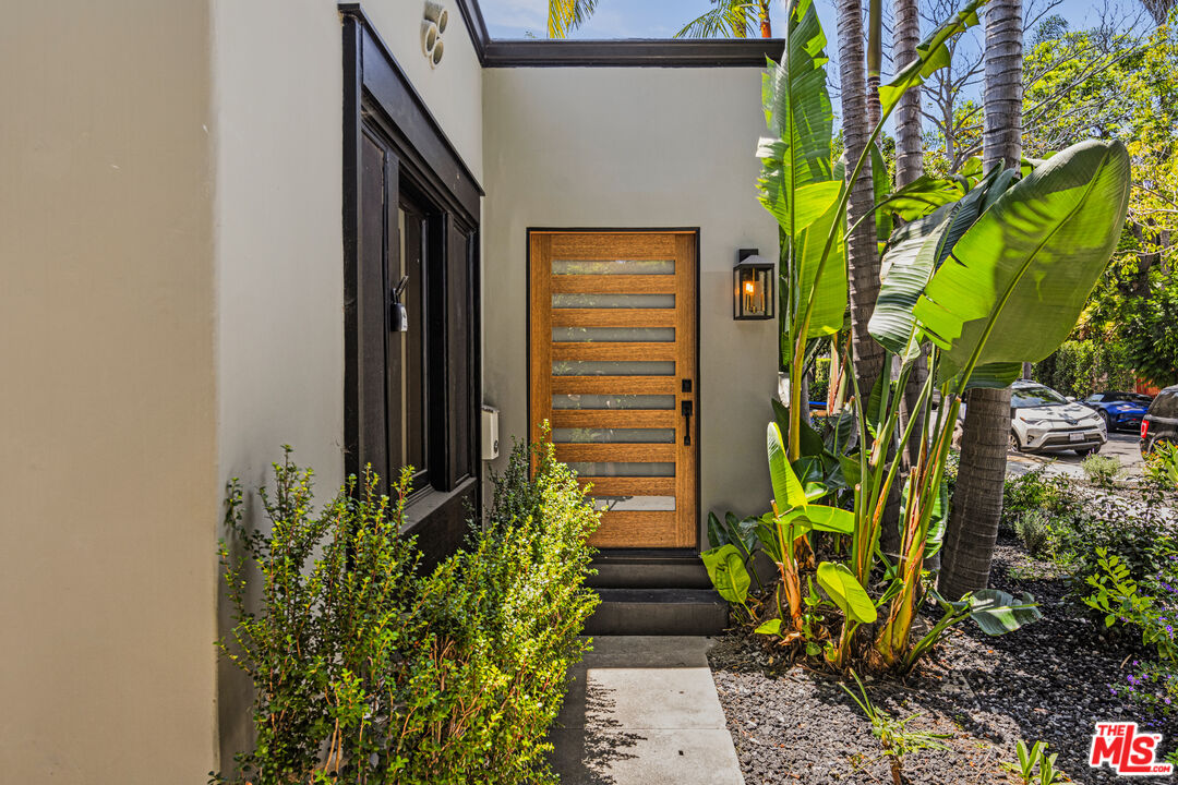 Grove Lumina, Ashcroft Ave, 90048