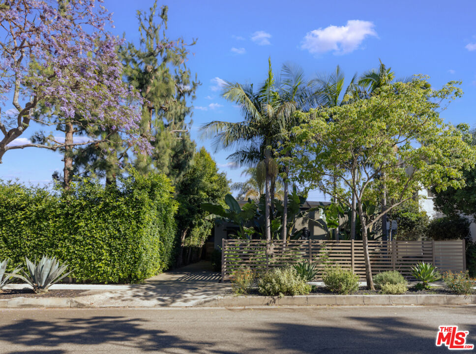 Grove Lumina, Ashcroft Ave, 90048