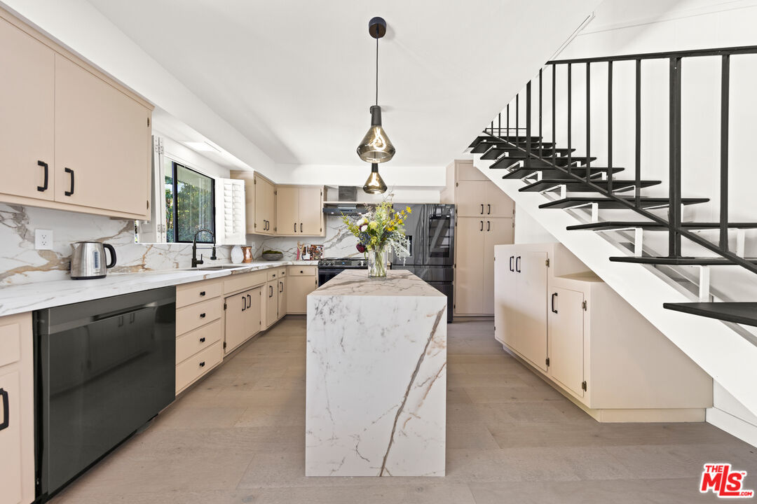 Grove Lumina, Ashcroft Ave, 90048