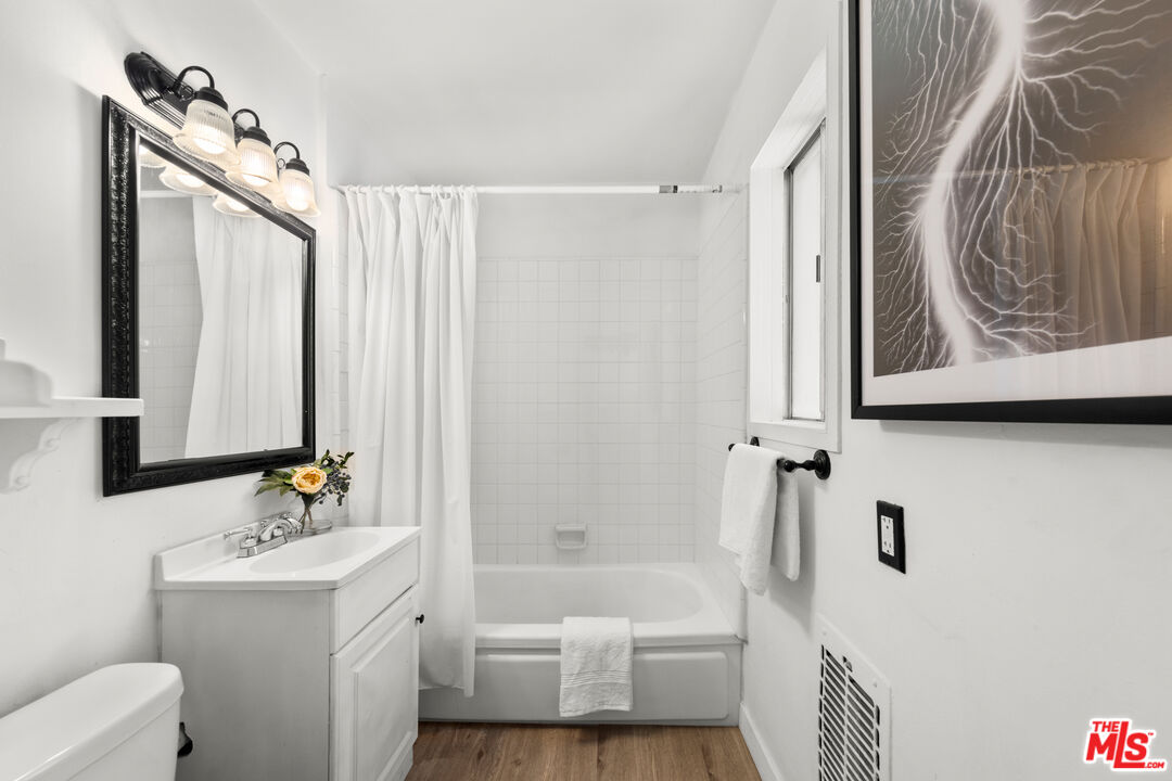 Grove Lumina, Ashcroft Ave, 90048