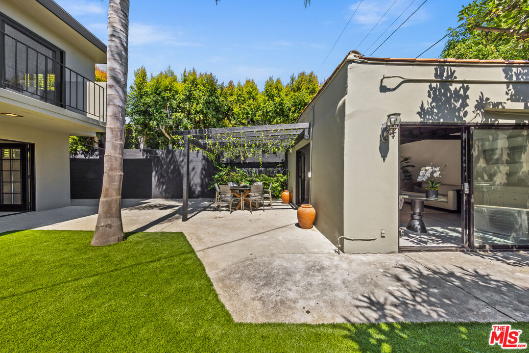 Grove Lumina, Ashcroft Ave, 90048