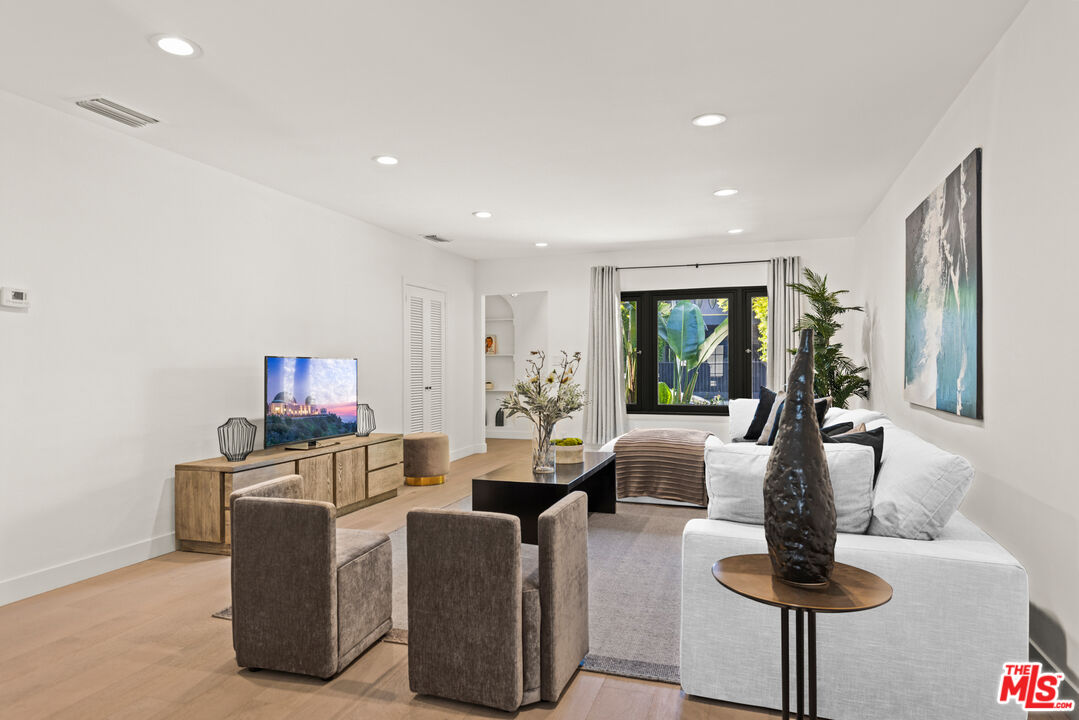 Grove Lumina, Ashcroft Ave, 90048