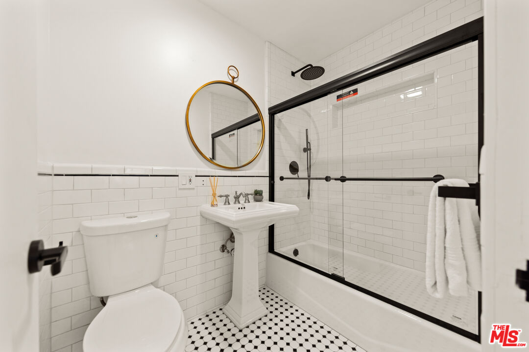 Grove Lumina, Ashcroft Ave, 90048