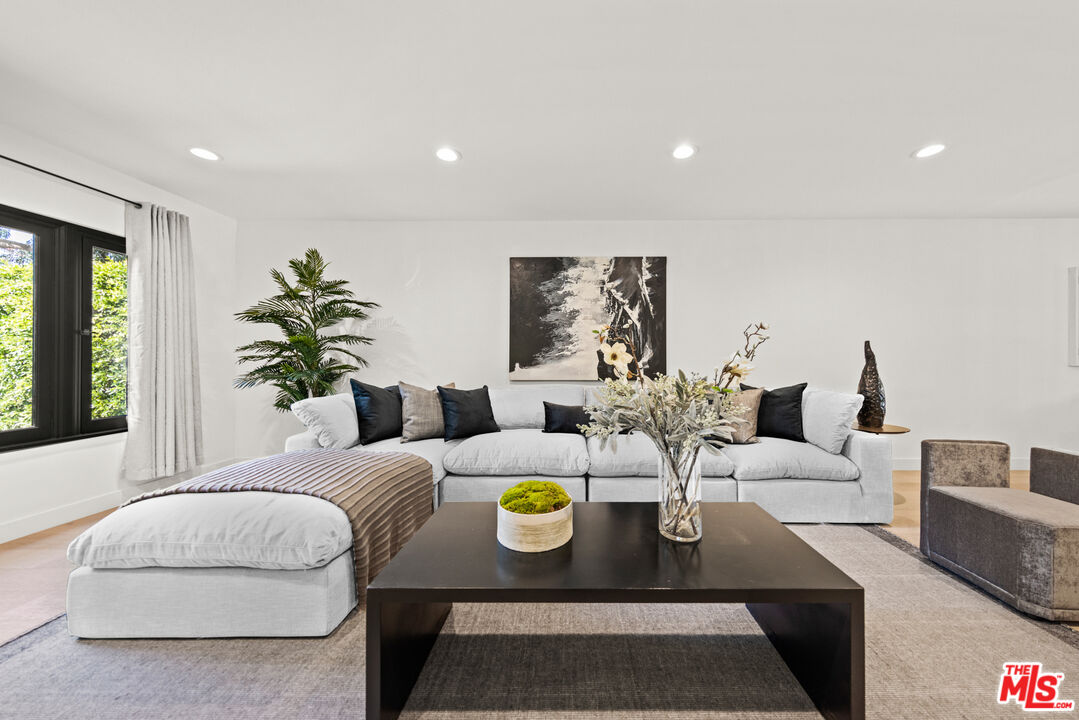 Grove Lumina, Ashcroft Ave, 90048