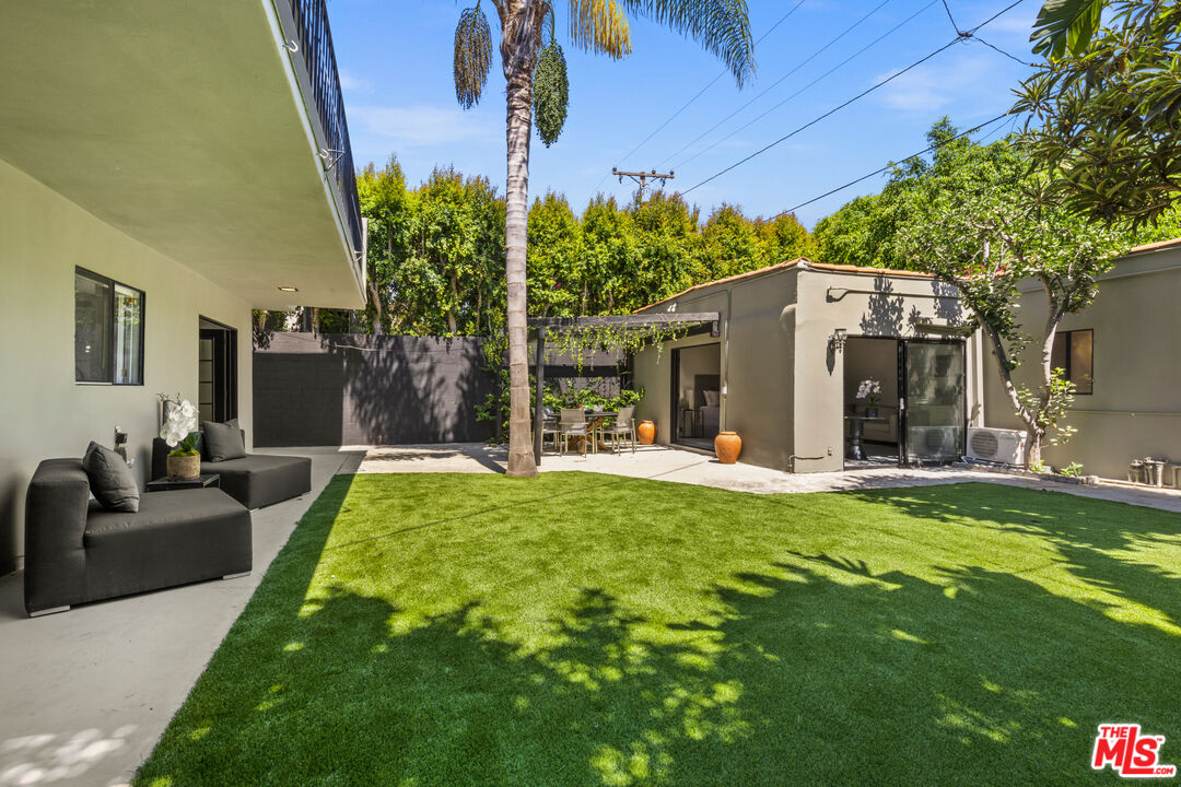 Grove Lumina, Ashcroft Ave, 90048