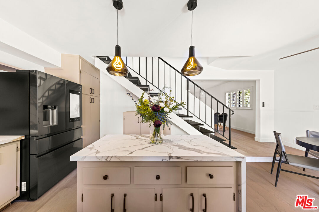 Grove Lumina, Ashcroft Ave, 90048