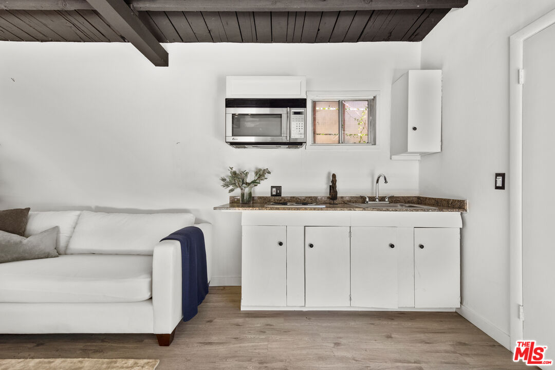 Grove Lumina, Ashcroft Ave, 90048