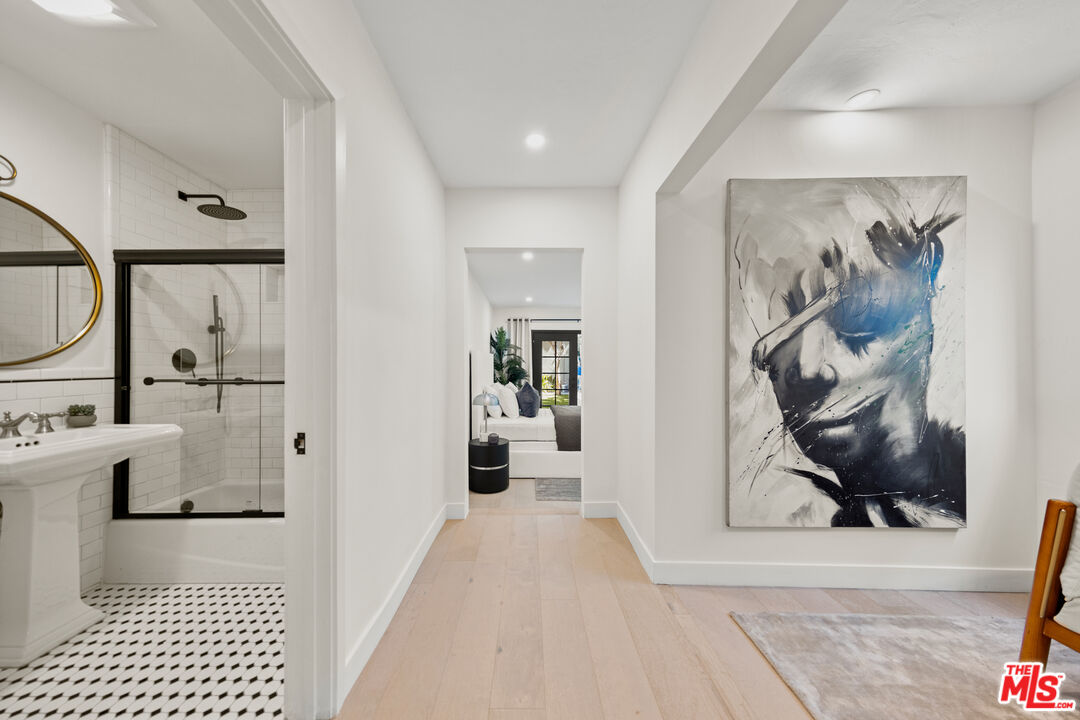 Grove Lumina, Ashcroft Ave, 90048