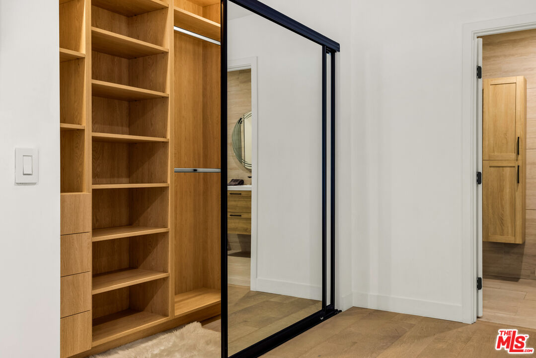 Grove Lumina, Ashcroft Ave, 90048