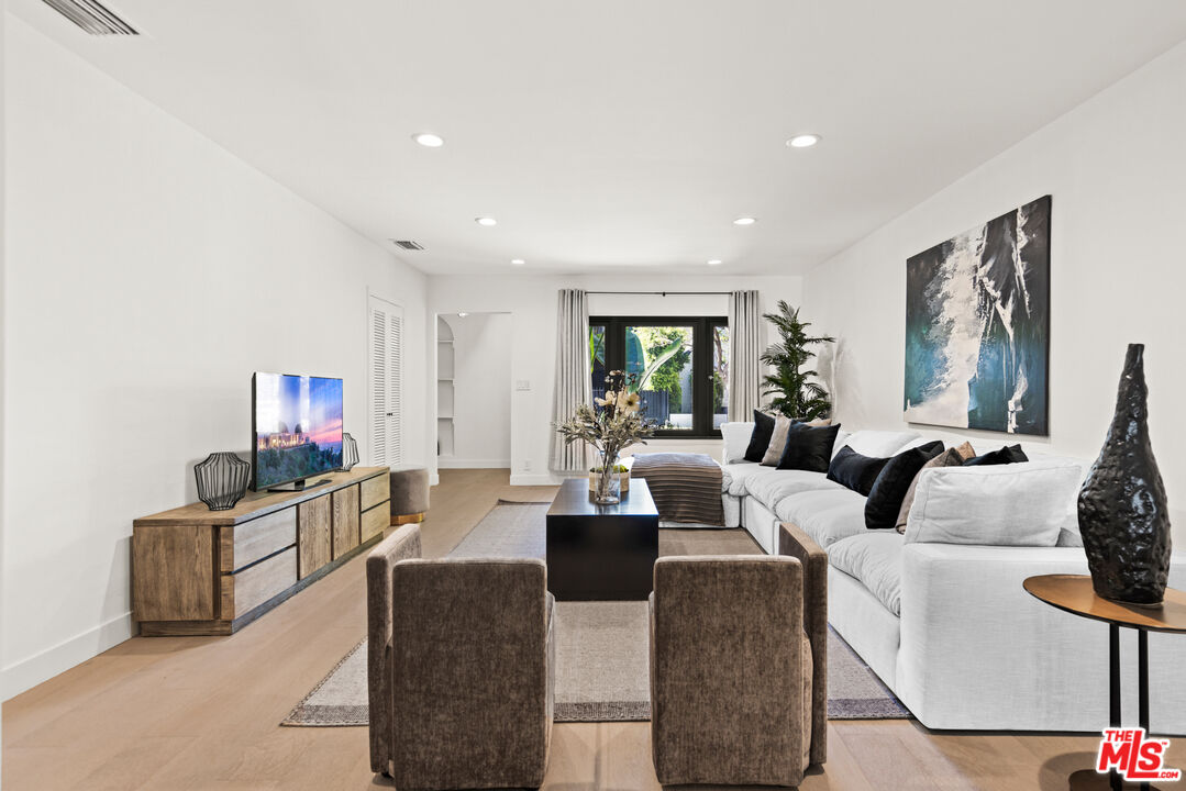 Grove Lumina, Ashcroft Ave, 90048