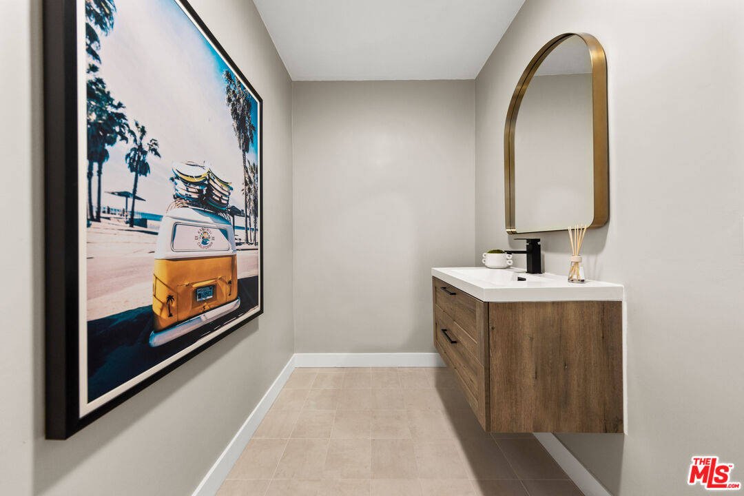 Grove Lumina, Ashcroft Ave, 90048