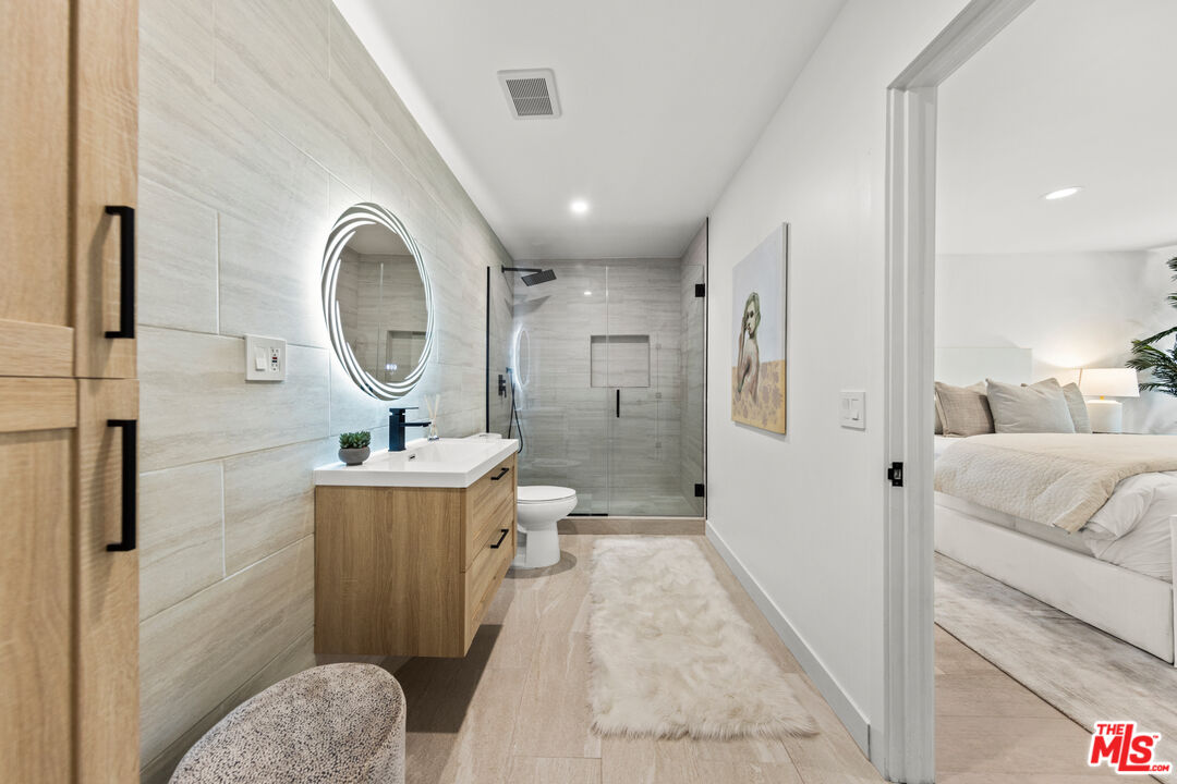 Grove Lumina, Ashcroft Ave, 90048