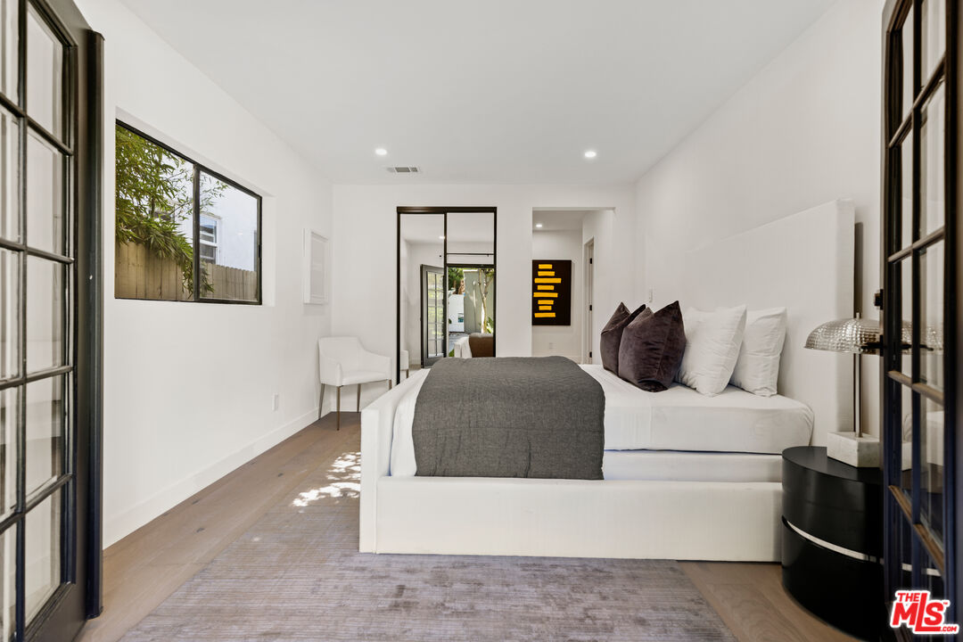 Grove Lumina, Ashcroft Ave, 90048