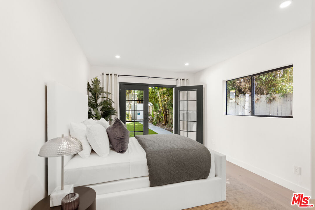 Grove Lumina, Ashcroft Ave, 90048