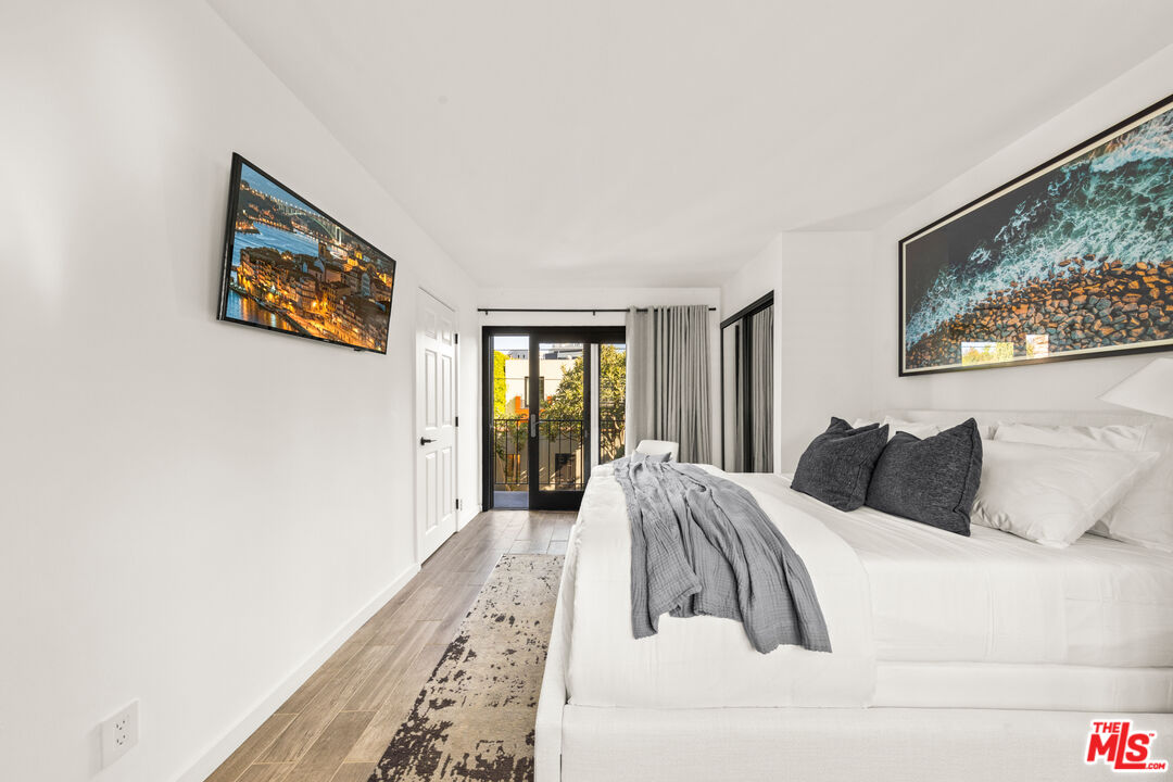 Grove Lumina, Ashcroft Ave, 90048