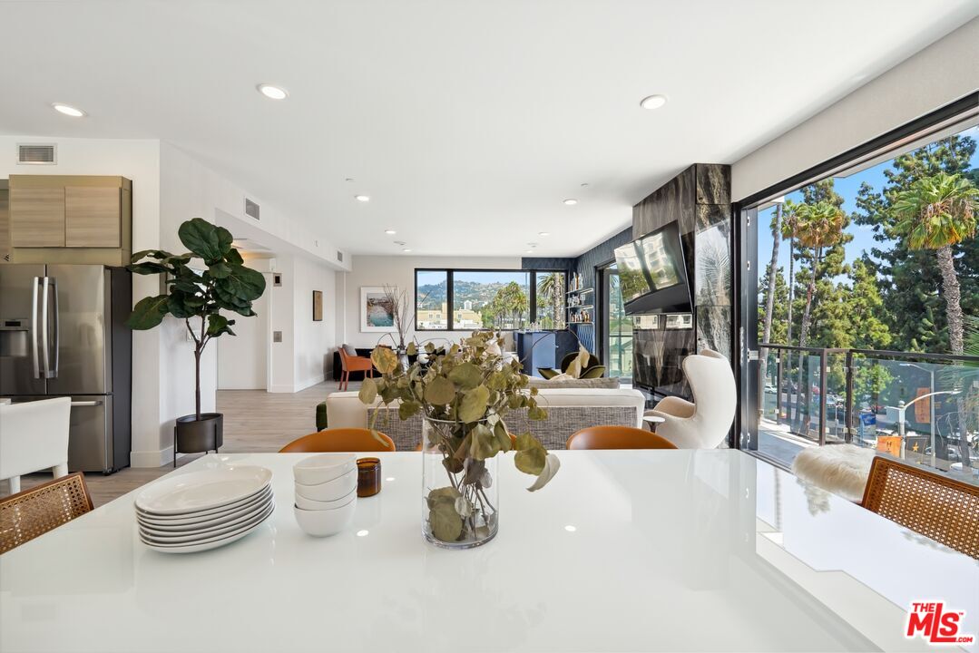 Aurora Cascade, N Doheny Dr, 90048