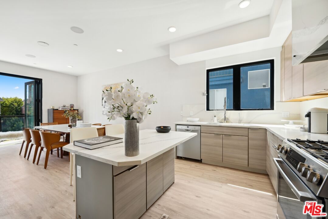 Aurora Cascade, N Doheny Dr, 90048