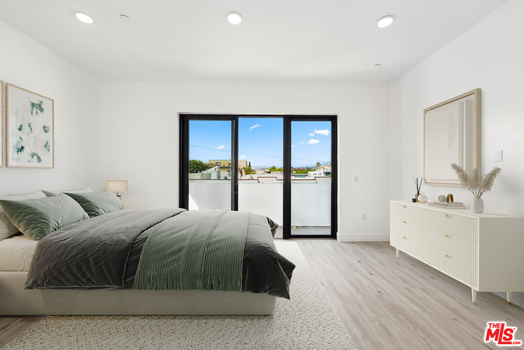 Aurora Cascade, N Doheny Dr, 90048