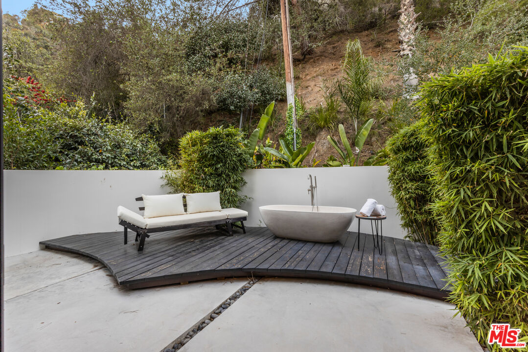 Garden, Roscomare Rd, 90077