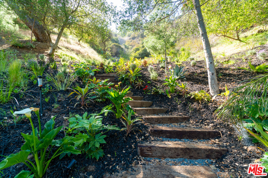 Garden, Roscomare Rd, 90077