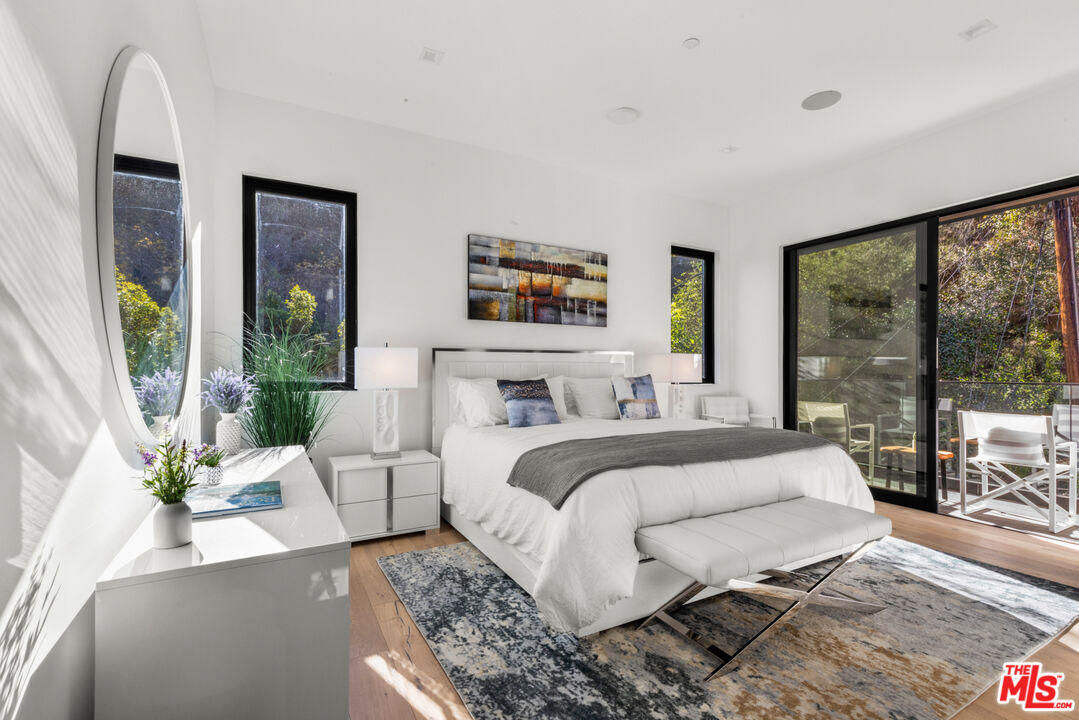 Garden, Roscomare Rd, 90077