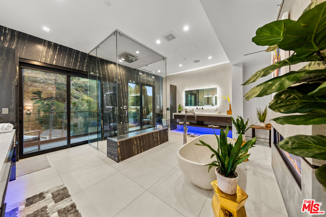 Garden, Roscomare Rd, 90077