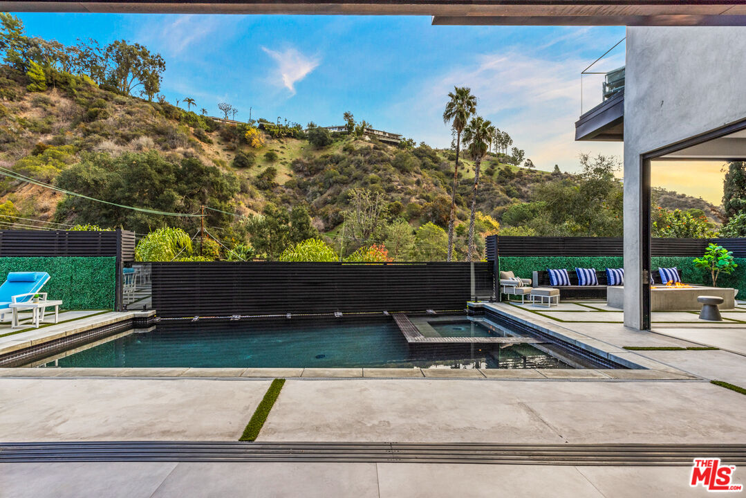 Garden, Roscomare Rd, 90077