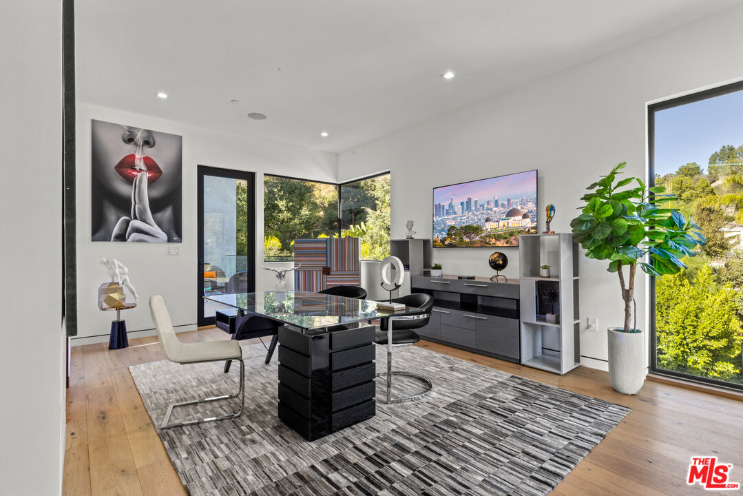 Garden, Roscomare Rd, 90077