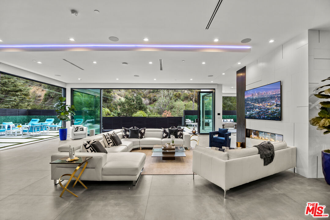 Garden, Roscomare Rd, 90077