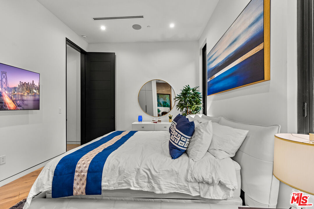 Garden, Roscomare Rd, 90077