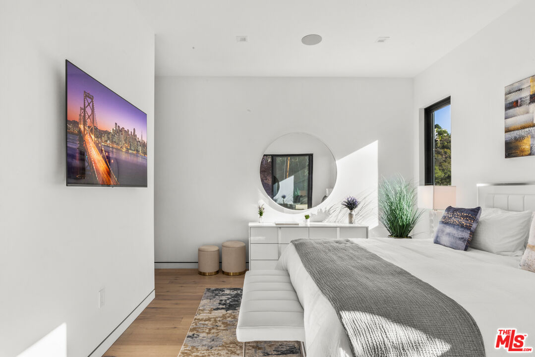 Garden, Roscomare Rd, 90077