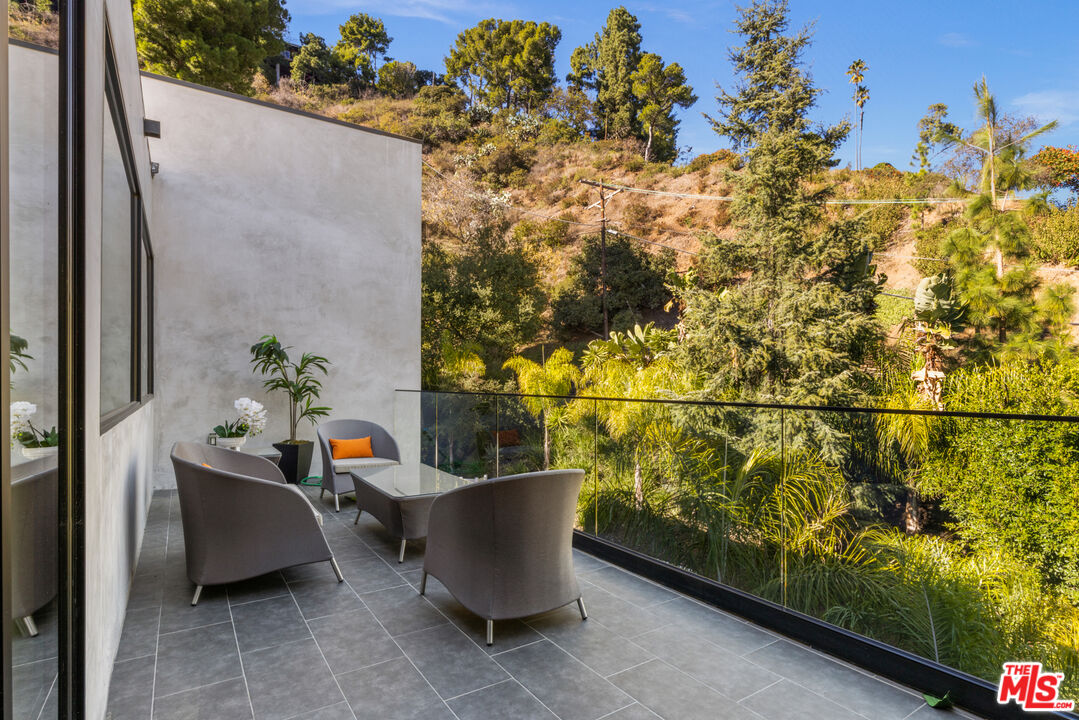 Garden, Roscomare Rd, 90077