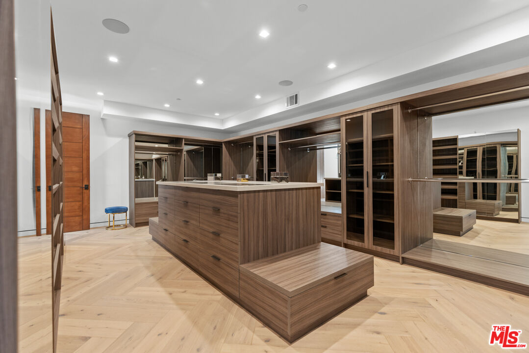 Garden, Roscomare Rd, 90077