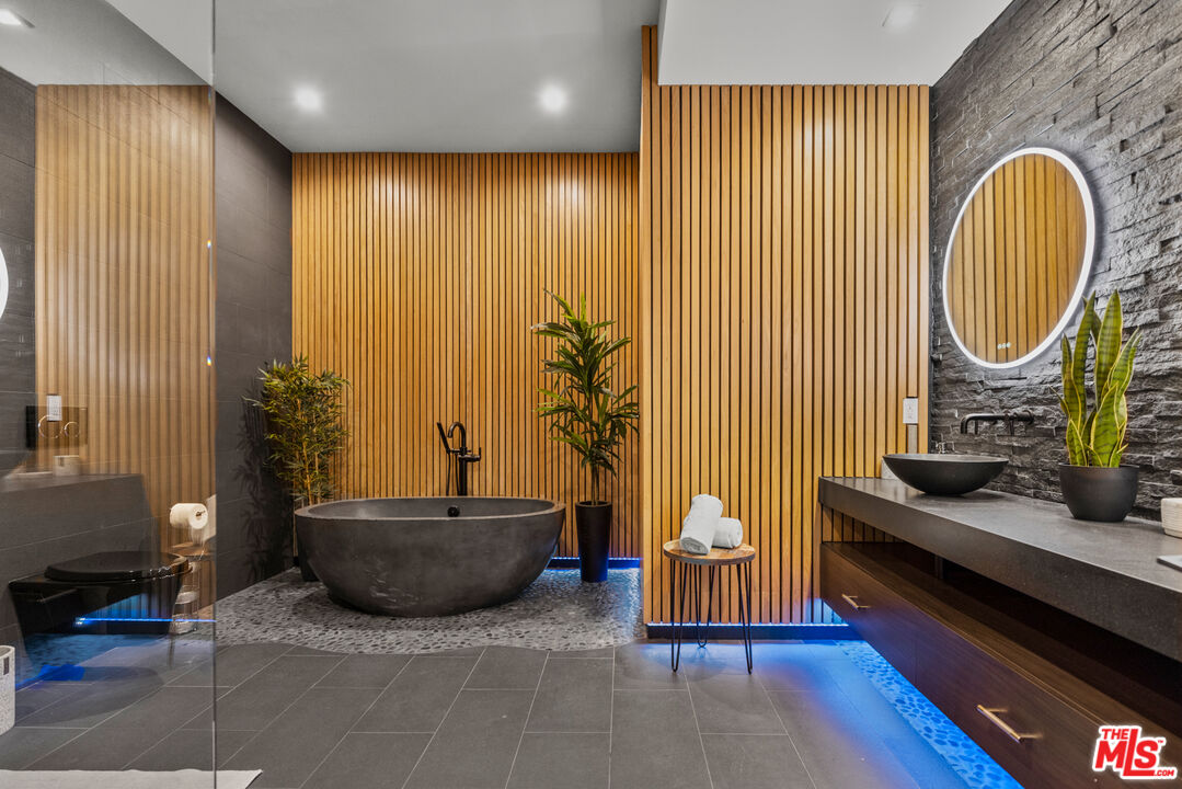 Garden, Roscomare Rd, 90077