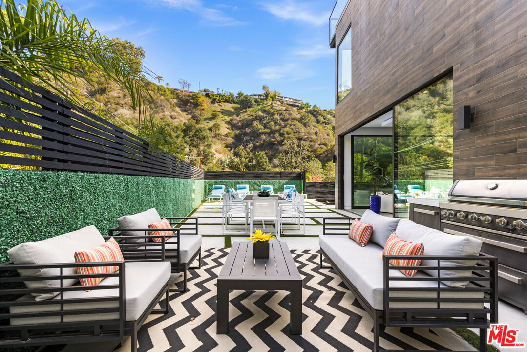 Garden, Roscomare Rd, 90077