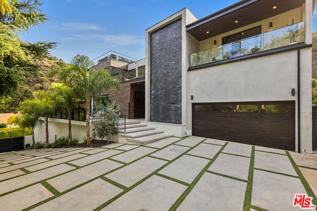 Garden, Roscomare Rd, 90077