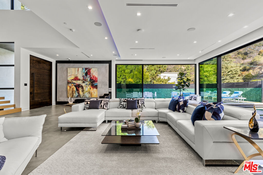 Garden, Roscomare Rd, 90077