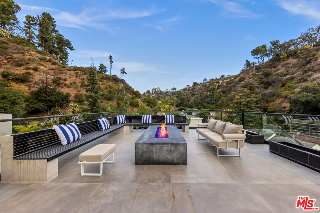 Garden, Roscomare Rd, 90077