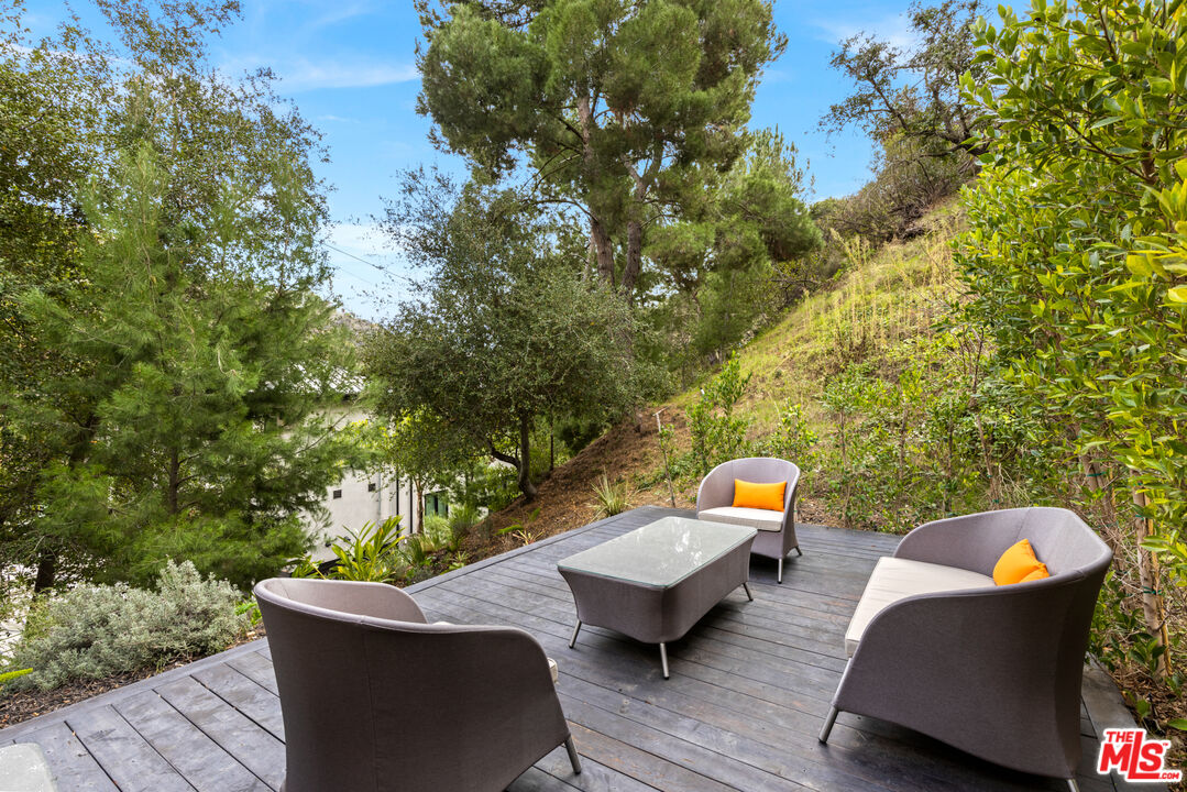 Garden, Roscomare Rd, 90077