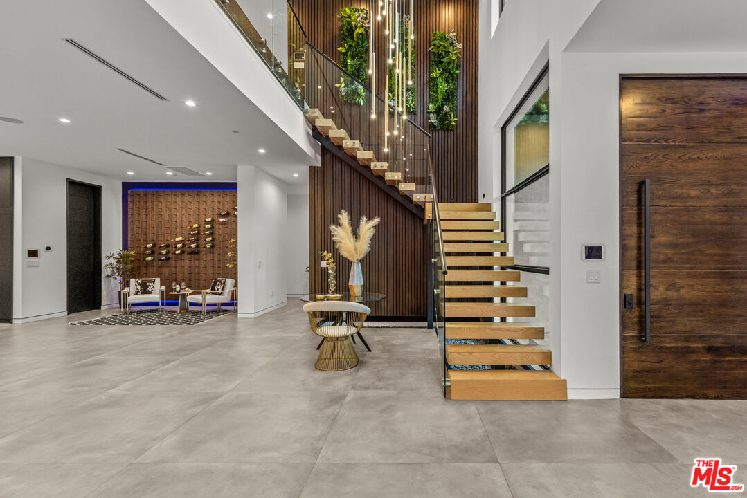 Garden, Roscomare Rd, 90077