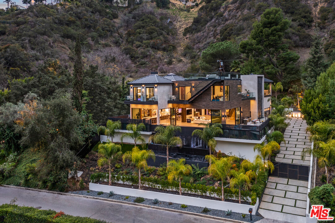 Garden, Roscomare Rd, 90077