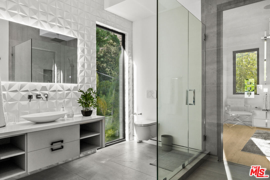 Garden, Roscomare Rd, 90077