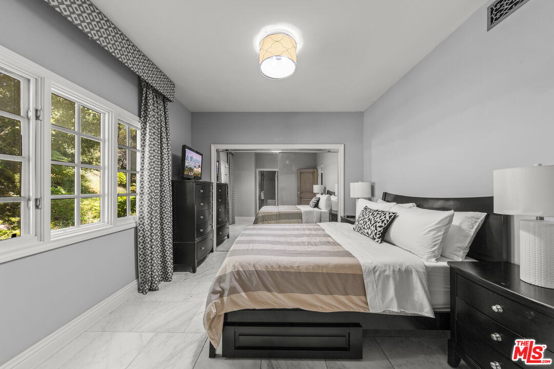 View Cascade, Kings Ct, 90077